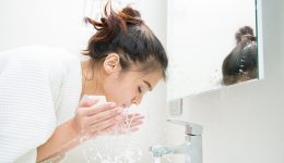 4 tekenen dat uw huid uitgedroogd is en hoe u dit kunt verhelpen?